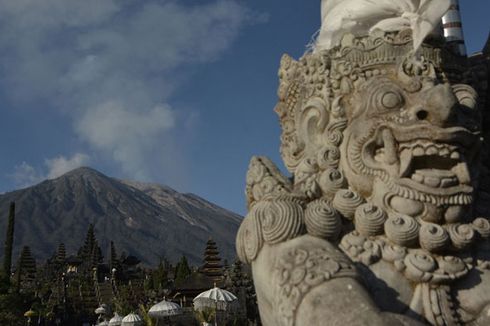 Status Gunung Agung Bali Diturunkan ke Level Waspada