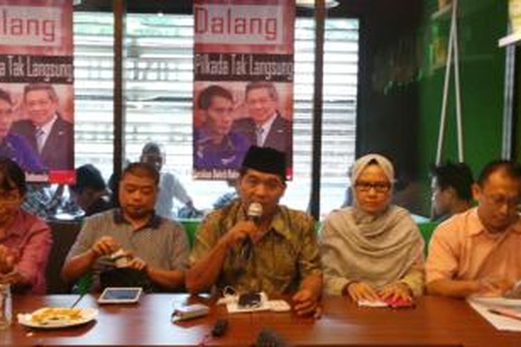 Sejumlah aktivis yang tergabung dalam Gerakan Dekrit Rakyat Indonesia (GDRI) menggelar jumpa pers tentang UU Pilkada yang memuat mekanisme pemilihan kepala daerah melalui DPRD, di Jakarta, Minggu (29/9/2014).