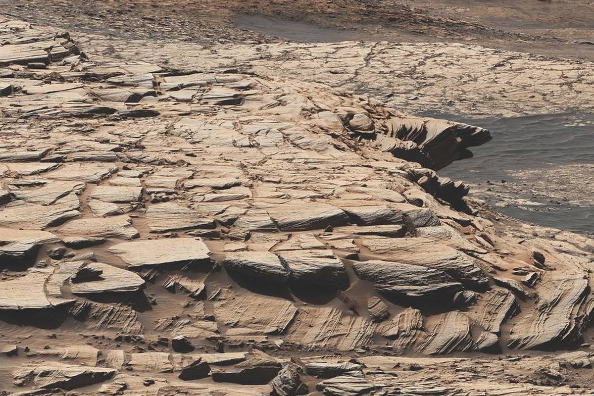 Potret Mars yang diambil penjelajah Curiosity NASA yang menunjukkan lanskap formasi batu pasir Stimson di kawah Gale. Curiosity mengebor lubang di sini dan mengumpulkan sampel mengandung karbon purba.