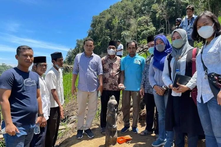 Seorang petani di Labuhanbatu Utara, Sumatera Utara menemukan patung yang diduga peninggalan zaman dulu.