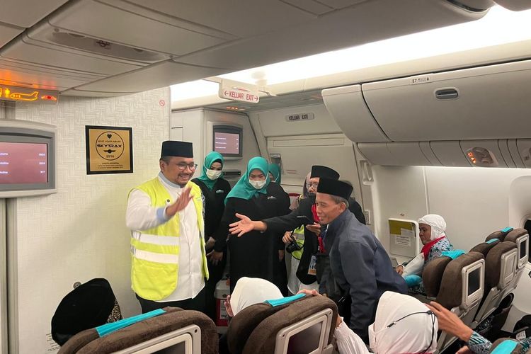 Menag Yaqut Cholil Qoumas melepas keberangkatan 388 jemaah haji kloter pertama ke Mekkah, Arab Saudi melalui Terminal 2 Bandara Internasional Soekarno-Hatta (Soetta), Rabu (24/5/2023) dini hari.
