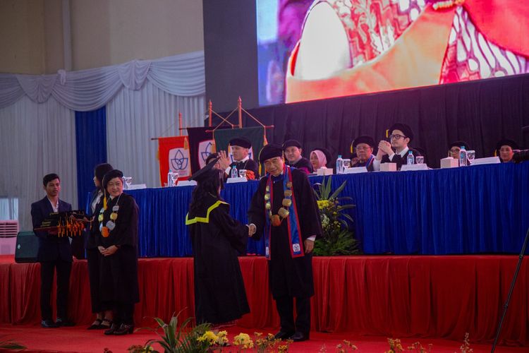 Seremoni wisuda ke-19 President University di President University Convention Center, Kota Jababeka, Cikarang, Bekasi, pada 10 Desember 2023.