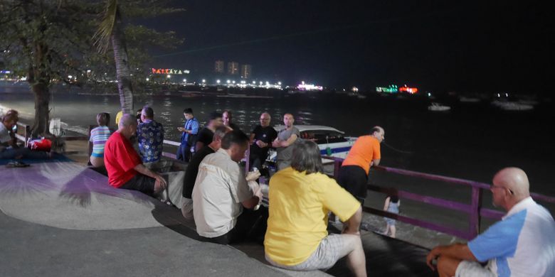 Wisatawan menikmati pantai dan suasana malam hari di Kota Pattaya, Thailand.