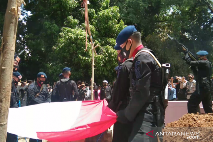 Suasana pemakaman jenazah Briptu Herlis di TPU Desa Kondara, Kecamatan Pakue, Kabupaten Kolaka Utara, Kamis (4/3/2021).