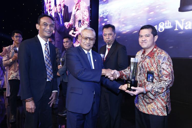 Direktur Teknik dan Produksi WIKA Beton Verly Widiantoro saat menerima penghargaan WTON untuk kategori Produk Sektor Kimia, Farmasi, Kesehatan, Tekstil, Energi dan Sumber Daya Mineral SNI Award 2023 yang digelar Badan Standardisasi Nasional (BSN) di Jakarta, Kamis (16/11/2023). 
