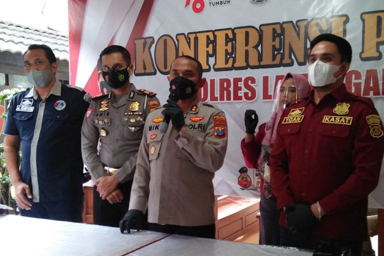 Kapolres Lamongan AKBP Miko Indrayana (tengah), saat memberikan keterangan kepada awak media di Mapolres Lamongan, Selasa (21/12/2021).