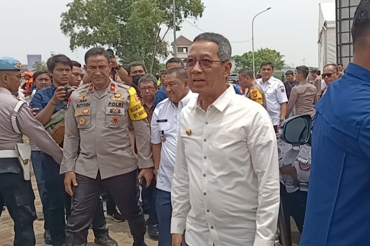 Penjabat (Pj) Gubernur DKI Jakarta Heru Budi Hartono saat mengunjungi kawasan Kecamatan Penjaringan, Jakarta Utara, Rabu (15/11/2023).