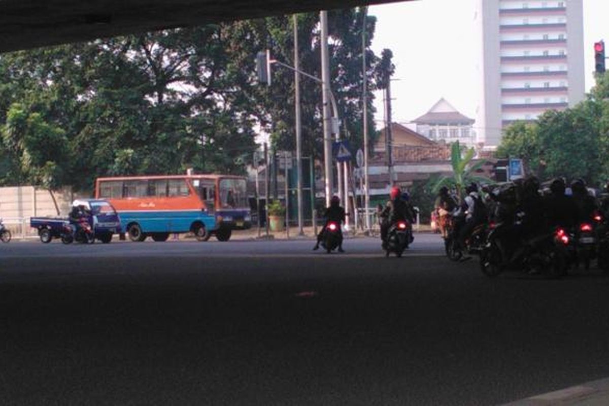 Perempatan Kuningan, Jakarta Selatan. Kendaraan dari arah Barat, maju ke tengah jalan, sembari menunggu kendaraan dari arah Pancoran lewat. 
