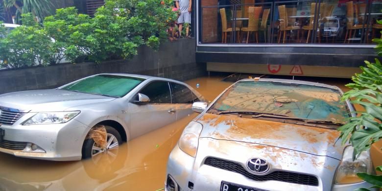 Mobil yang terendam di basement Tamani Kafe, Jalan Kemang Raya, Jakarta Selatan, Minggu (28/8/2016).