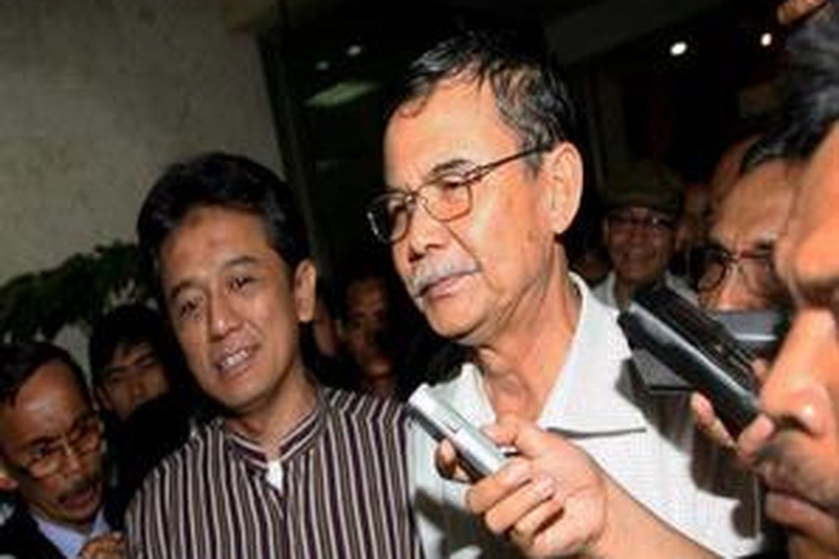 Pimpinan KPK non-aktif Bibit Samad Rianto (kanan) dan Chandra M Hamzah (kiri) keluar dari Kantor Bareskrim Mabes Polri, Jakarta, Rabu (4/11) malam. Kedua pimipinan non-aktif KPK ini dikeluarkan dari tahanan setelah penangguhan penahanan mereka dikabulkan.