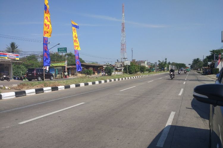 Jalan Rancaekek, Sumedang, Bandung. Jalan ini kerap kali banjir saat musim penghujan. Gambar diambil Sabtu, (10/6/2017).