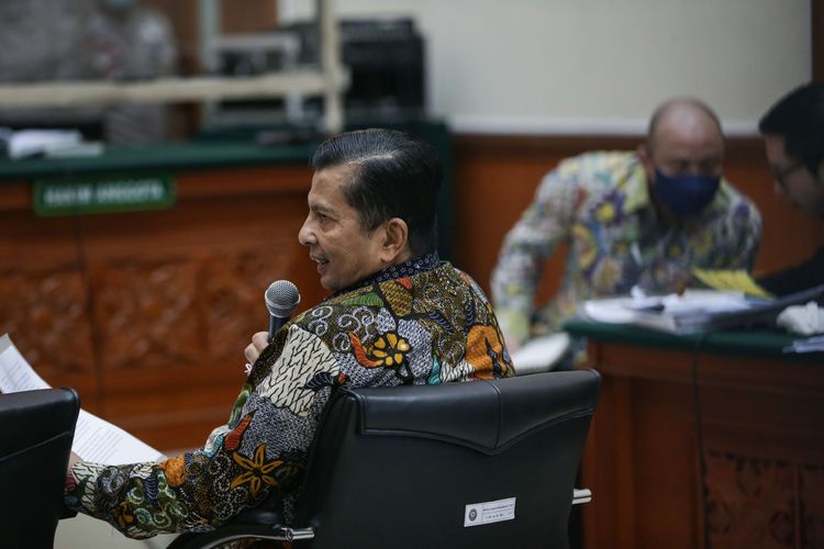 Saksi ahli BNN Komjen Pol (Purn) Ahwil Loetan memberikan kesaksian pada sidang terdakwa kasus peredaran narkotika jenis sabu Irjen Teddy Minahasa di Pengadilan Negeri Jakarta Barat, Senin (6/3/2023). Jaksa penuntut umum (JPU) menghadirkan dua ahli dalam sidang kali ini.