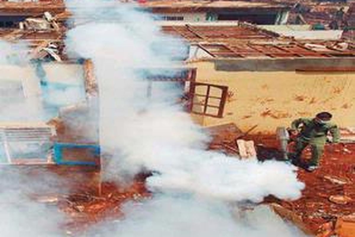 Petugas melakukan pengasapan di lokasi bencana banjir bandang akibat jebolnya tanggul Situ Gintung di Cirendeu, Ciputat, Tangerang Selatan, Selasa (31/3). Pengasapan dilakukan untuk mematikan nyamuk sehingga penyakit demam berdarah tidak mewabah di lokasi tersebut. Petugas Dinas Kesehatan Kabupaten Tangerang juga menyemprotkan cairan disinfektan untuk mencegah mewabahnya berbagai jenis penyakit pascabencana. 