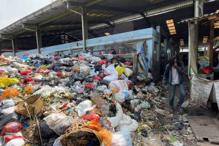 Kondisi Sampah di Pasar Sehat Cileunyi, Kabupaten Bandung, Jawa Barat yang masih menggunung dan belum diangkut, Rabu (17/5/2023)