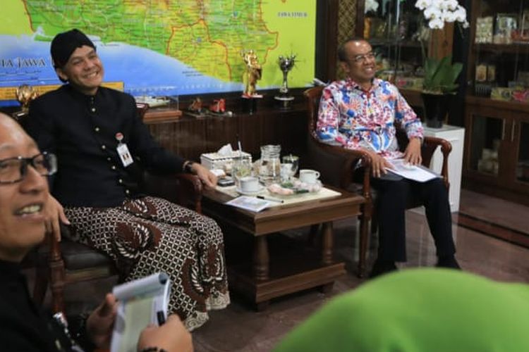 Gubernur Jawa Tengah Ganjar Pranowo (memakai blankon) menyatakan Jateng siap kerja keras untuk sukseskan gelaran Asean School Games (ASG) ke-11 di Kota Semarang. 