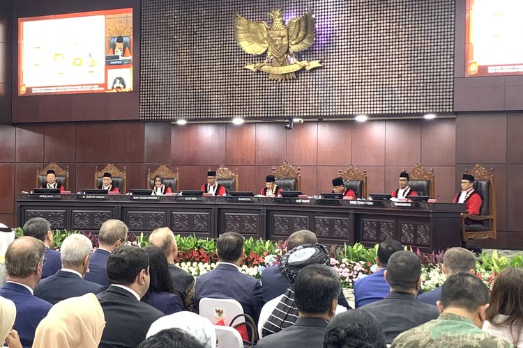 Mahkamah Konstitusi (MK) menggelar Sidang Pleno Khusus dengan agenda Penyampaian Laporan Tahunan 2025 dan Pembukaan Masa Sidang Tahun 2026, di Ruang Sidang Pleno, Gedung I MK pada Rabu (7/1/2026).