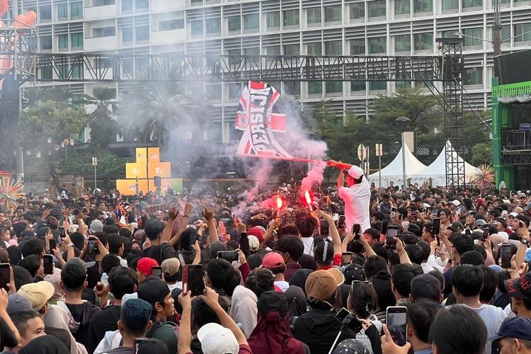 Jakmania Ramaikan Puncak HUT Ke-499 Jakarta di Bundaran HI, Sempat Nyalakan Flare