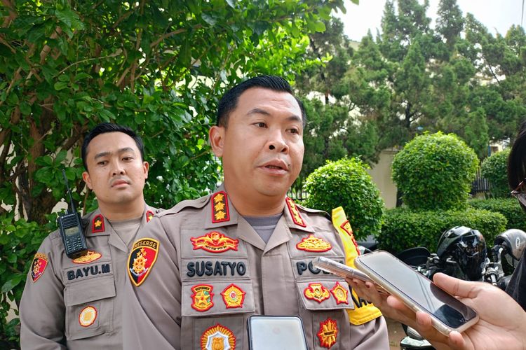 Kapolres Metro Jakarta Pusat Kombes Susatyo Purnomo Condro menjelaskan terkait anggotanya yang diperiksa Propam Polda terkait 16 tahanan kabur dari Polsek Tanah Abang, Sabtu (24/2/2024). 