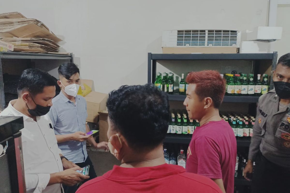 Polisi dari Polres Metro Bekasi Kota bersama dengan 9 Polsek lainnya menggelar razia gabungan ke beberapa lokasi penjualan miras, Senin (22/8/2022). Razia dilakukan sebagai antisipasi tindak kejahatan yang kerap dipengaruhi oleh minuman beralkohol.