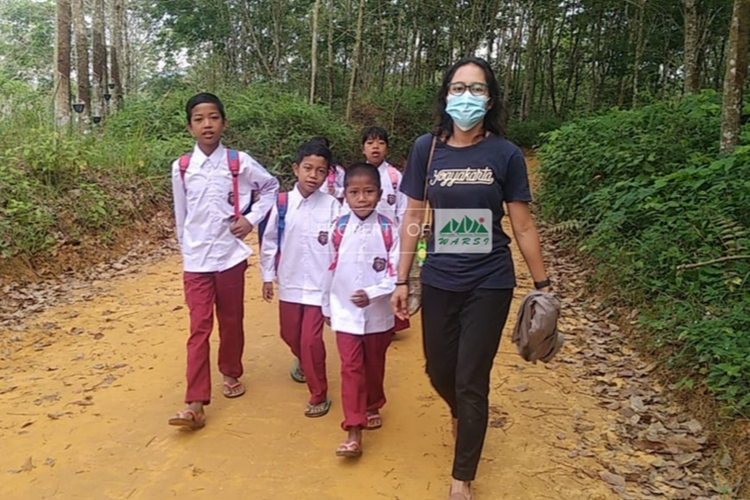 Staf pengajar Komunitas Konservasi Indonesia (KKI) Warsi, Yohana Marpaung, bersama anak-anak orang Rimba di belantara hutan Jambi. 