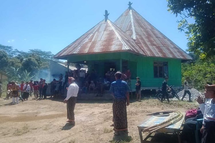 Tradisi penti merupakan warisan budaya leluhur orang Manggarai Timur dalam kalender pertanian. Ini merupakan salah satu wisata budaya yang dipromosikan oleh masyarakat sendiri. Penti di Kampung Alang-Mano, Kecamatan Lambaleda Selatan, Kab. Manggarai Timur, NTT, Jumat, (19/8/2022). (KOMPAS.com/DOK-PEGIAT BUDAYA MATIM-DEDI HARSALI)