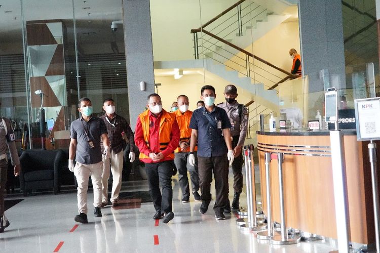 Bupati Musi Banyuasin Dodi Reza Alex Noerdin berjalan menuju ruang konferensi pers Gedung Merah Putih KPK setelah setelah menjalani pemeriksaan, Sabtu (16/10/2021).