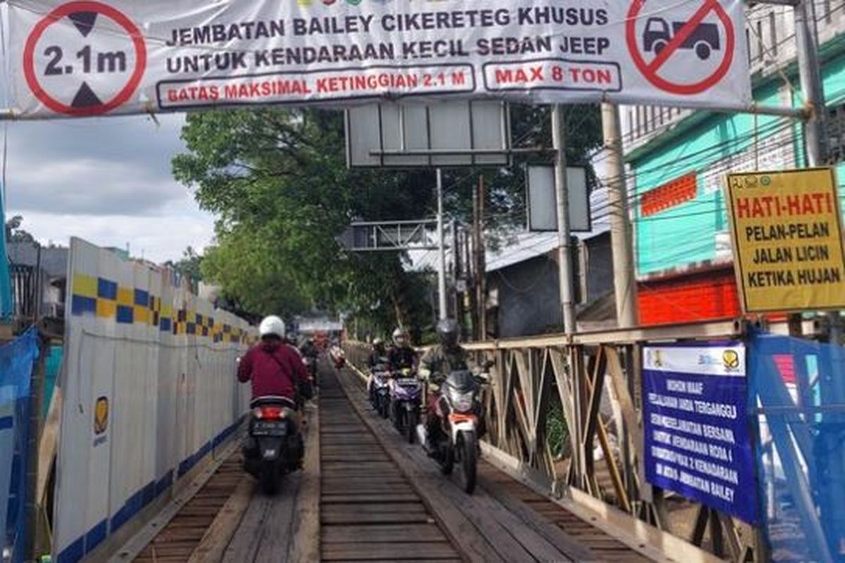 Lalu lintas kendaraan yang melewati Jembatan Cikereteg penghubung Kabupaten Bogor menuju Sukabumi dan sebaliknya mulai kembali normal.