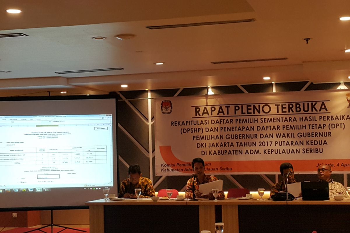 Rapat pleno penetapan daftar pemilih tetap (DPT) putaran kedua Pilkada DKI Jakarta 2017 yang dilakukan KPU Kabupaten Kepulauan Seribu di Hotel Orchardz, Jalan Industri Raya, Jakarta Pusat, Selasa (4/4/2017).