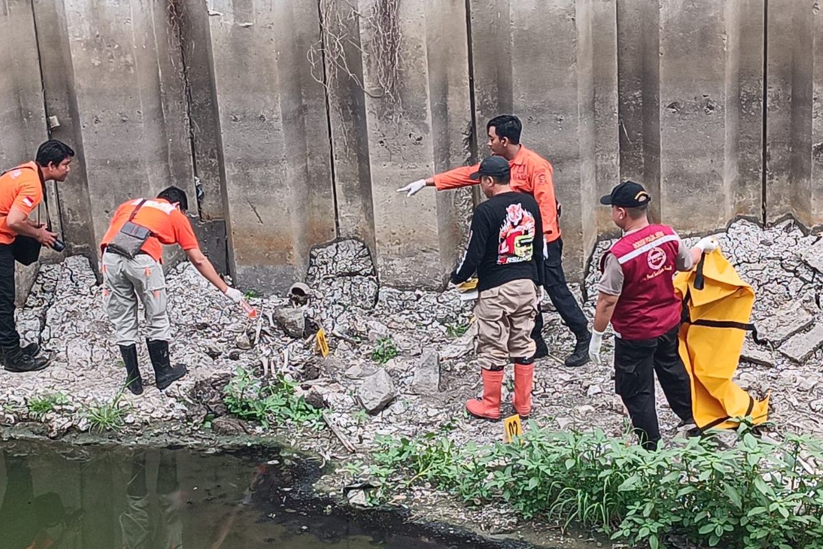 Petugas saat menunjukan tulang di dekat Rumah Pompa Surabaya, Rabu (25/9/2024).