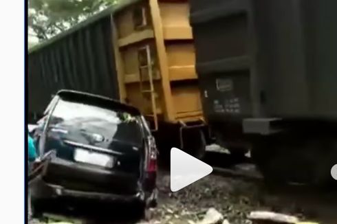 Video Viral Mobil Rombongan Mantan Kades di Sumsel Terseret Kereta Api