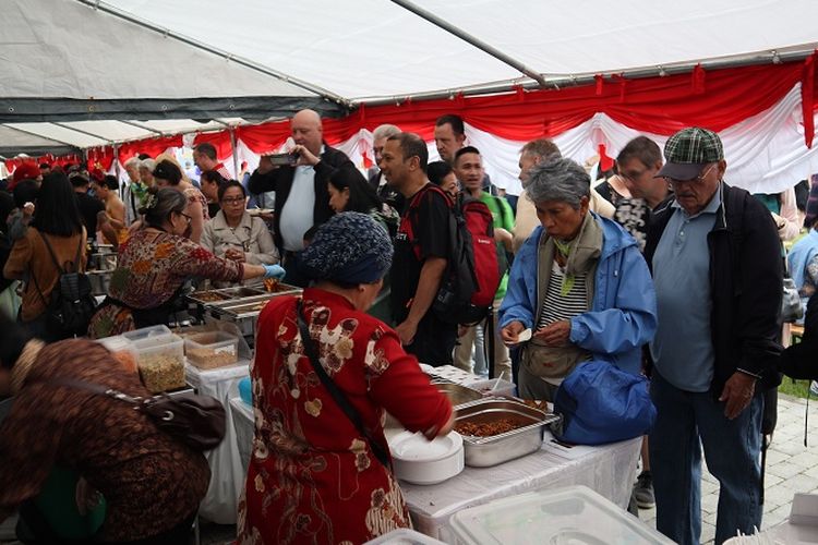 Warga Denmark dan WNI membaur meramaikan stan penjual makanan khas Indonesia di ajang Indonesian Cultural Day and Bazaar 2019, di KBRI Kopenhagen, Sabtu (15/6/2019).