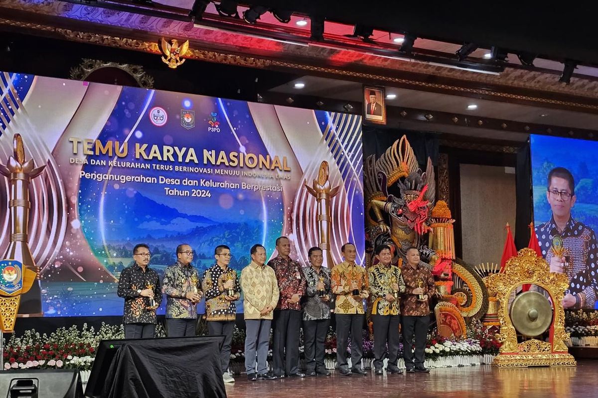 Penjabat (Pj) Gubernur Banten Al Muktabar mendapatkan Anugerah Upakarya Wanua Nugraha dari Kementerian Dalam Negeri (Kemendagri) Republik Indonesia (RI) dalam Temu Karya Nasional 2024 bertema ?Desa dan Kelurahan Terus Berinovasi Menuju Indonesia Emas? di Gedung Ksirarnawa Komplek Art Center Bali, Kota Denpasar, Bali, Selasa (8/10/2024).
