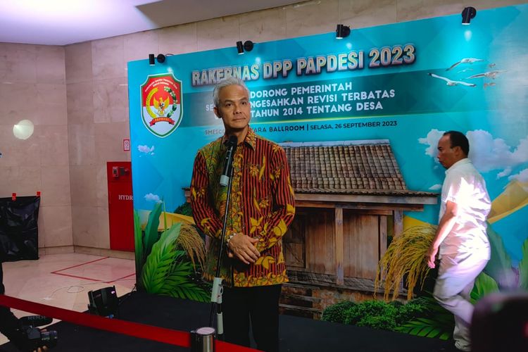 Bakal calon presiden (bacapres) PDI-P Ganjar Pranowo ditemui di Smesco Ballroom usai menghadiri acara Rapat Kerja Nasional DPP PAPDESI 2023, Selasa (26/9/2023).