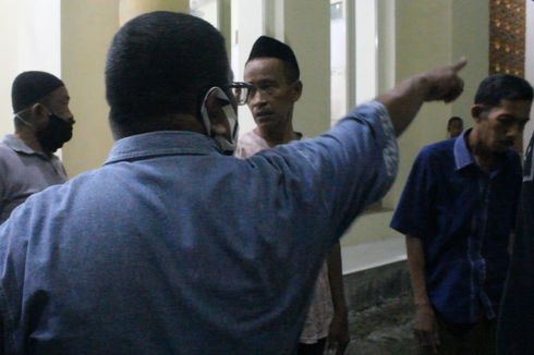 Ngotot Shalat Tarawih Berjemaah di Masjid, Warga Cekcok dengan Petugas