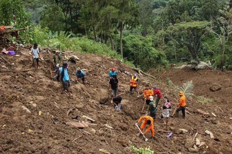 Tim SAR gabungan bersama warga melakukan pencarian korban tanah longsor di Palangka, Kelurahan Manggau, Kecamatan Makale, Kabupaten Tana Toraja, Sulawesi Selatan, Senin (15/4/2024).