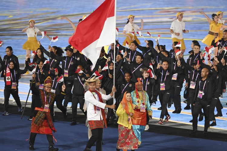 Kontingen Indonesia mengikuti defile saat upacara pembukaan Asian Games 2022 di Hangzhou Olympic Sports Centre Stadium, Hangzhou, China, Sabtu (23/9/2023). Sampai Rabu (4/10/2023) sore WIB, Indonesia menempati posisi 12 di klasemen medali Asian Games 2022 dengan raihan enam emas, enam perak, dan 14 perunggu.