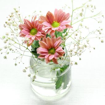 Ilustrasi vas bunga potong. 