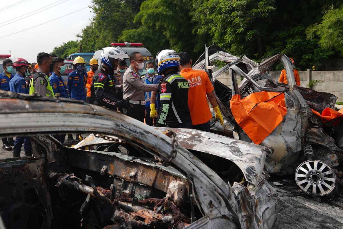 Polisi memeriksa bangkai kendaraan yang mengalami kecelakaan di Tol Jakarta-CIkampek KM 58, Karawang Timur, Jawa Barat, Senin (8/4/2024). Kecelakaan yang  melibatkan tiga kendaraan yaitu Bus Primajasa, Grand Max dan Daihatsu Terios tersebut mengakibatkan 12 orang tewas. ANTARA FOTO/Awaludin/Ak/nz