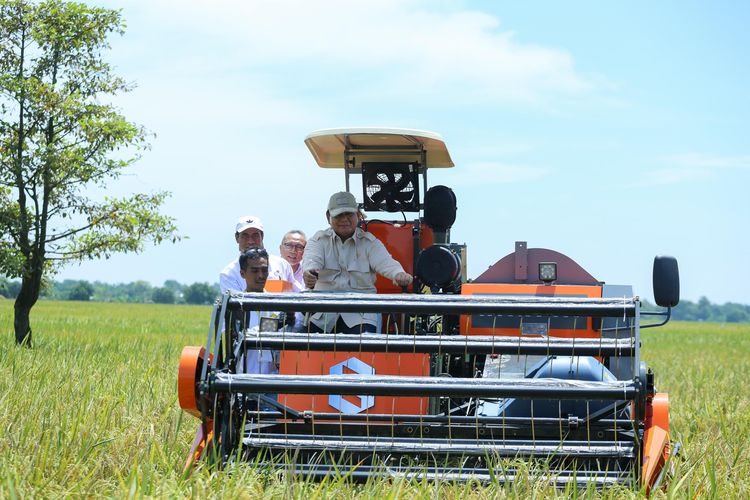Presiden RI Prabowo Subianto bersama Menteri Pertanian (Mentan) Andi Amran Sulaiman saat mencoba alat dan mesin pertanian.