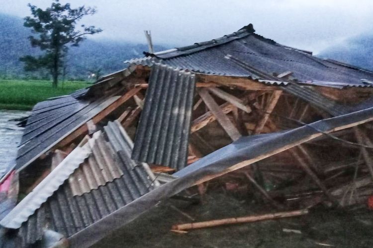 Sebuah bangunan penggilingan padi ambruk disapu angin puting beliung di Desa Caringin, Kecamatan Gegerbitung, Sukabumi, Jawa Barat, Rabu (7/9/2022).