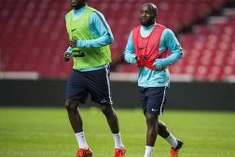 Moussa Sissoko dan Lassana Diarra saat berlatih bersama tim nasional Perancis (10/10/2015). 