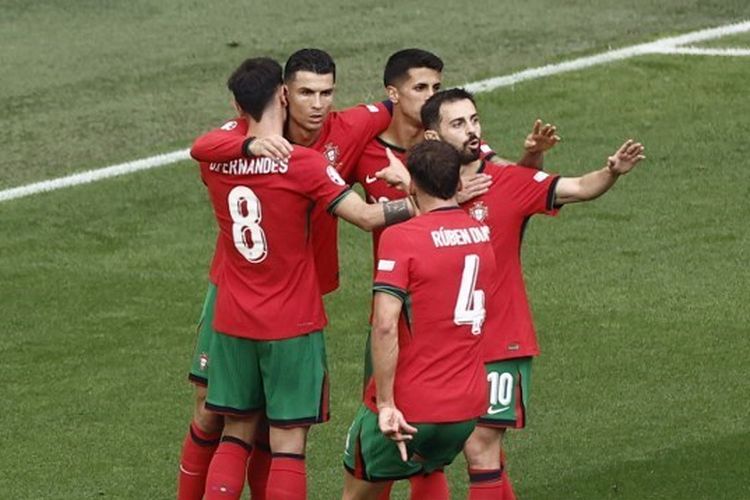 Gelandang Portugal, Bruno Fernandes, berselebrasi bersama rekan setimnya dalam matchday ketigga fase Grup F Euro 2024 antara Turkiye vs Portugal di Stadion BVB pada 22 Juni 2024.