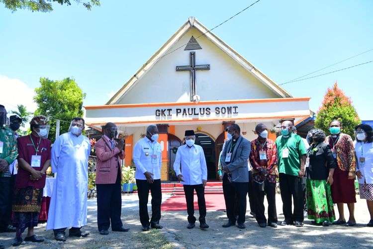 Wakil Presiden Ma'ruf Amin saat melakukan pertemuan dengan para Tokoh Agama dari Majelis-Majelis Agama Papua Barat di Gereja Kristen Indonesia (GKI) Paulus Sowi, Jl. Sowi 4, Manokwari, Papua Barat, Jumat (15/10/2021).