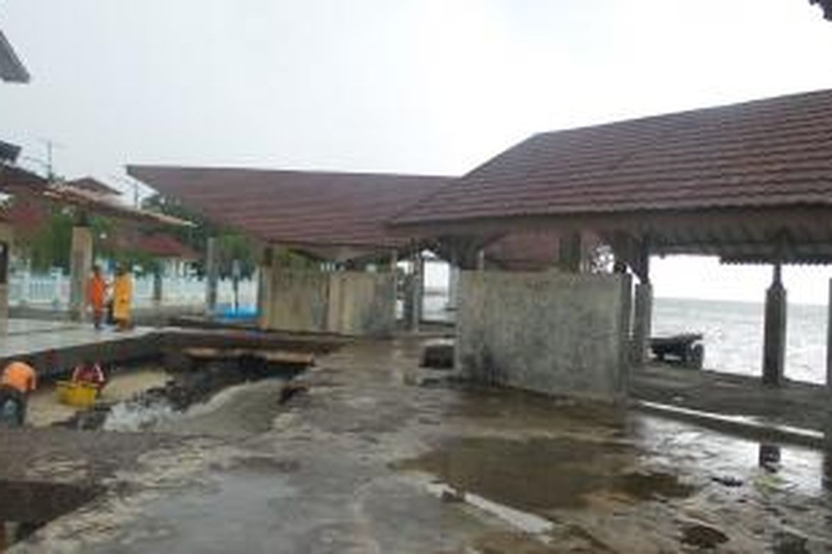 Bangunan food court di pantai Pulau Untung Jawa, Kepulauan Seribu yang terbengkalai