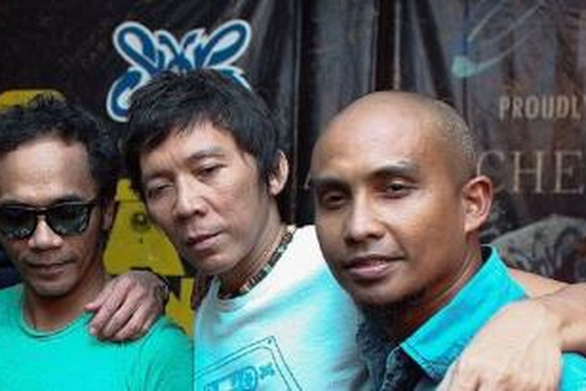 Tiga dari lima personel Slank: Kaka (kiri), Bimbim, dan Ivanka (kanan)