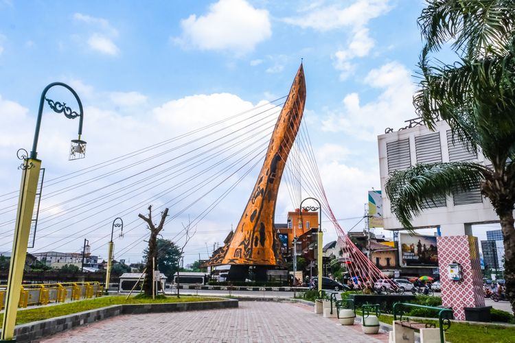 Tugu Keris yang berada di dekat Jembatan Tirtonadi merupakan ikon baru Kota Solo.
