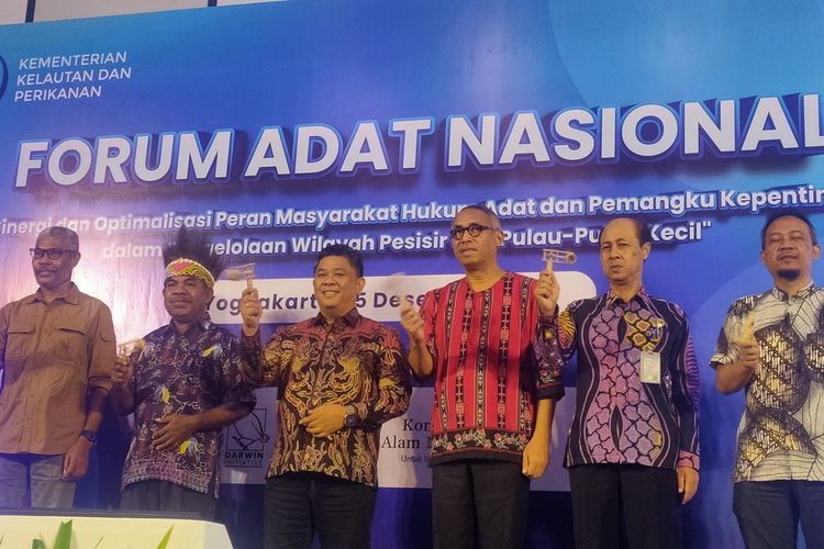 Forum Adat Nasional 2023 dihadiri Victor Gustaaf Manoppo, Direktur Jenderal Pengelolaan Kelautan dan Ruang Laut dari Kementerian Kelautan dan Perikanan (tengah). Turut hadir bersama dengan Victor perwakilan dari Kementerian Dalam Negeri, Bappenas, Kementerian Pariwisata dan Ekonomi Kreatif dan dari Dinas Kelautan dan Perikanan DIY. Selain itu, tampak Lukas Rumetna dari Bird's Head Seascape Manager Yayasan Konservasi Alam Nusantara, Ketua Dewan Adat Masyarakat Hukum Adat (MHA) Werur dari Distrik Bikar, Kabupaten Tambrauw, Papua Barat Daya, Yunus Rumansara, dan Reza Maspaitella dari MHA Rutong Ambon.