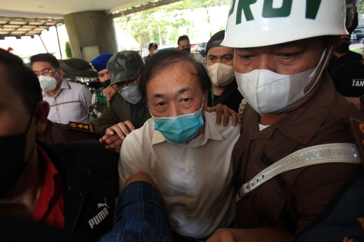 Tersangka kasus dugaan tindak pidana korupsi PT Duta Palma, Surya Darmadi,(tengah) saat tiba di Kejaksaan Agung (Kejagung), Jakarta, Senin (15/8/2022). Kejaksaan Agung (Kejagung) telah menetapkan pemilik PT Duta Palma Group, Surya Darmadi sebagai tersangka kasus dugaan tindak pidana korupsi dan pencucian uang terkait penyerobotan lahan oleh PT Duta Palma Group di Kabupaten Indragiri Hulu, Riau. ANTARA FOTO/Reno Esnir/foc.