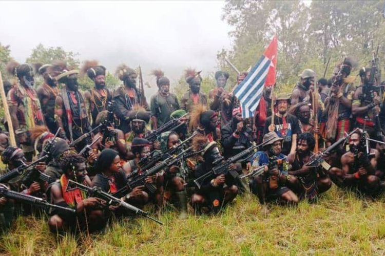 KKB Pimpinan Egianus Kogoya sedang berfoto bersama dengan memegang persenjataan yang saat ini mereka milki, Nduga, Papua Pegunungan