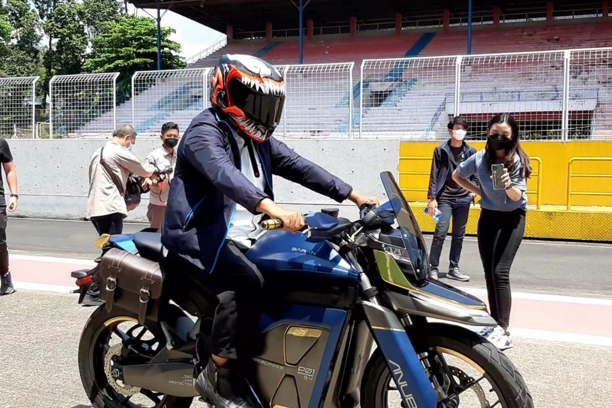 Wakil Gubernur Jawa Barat Uu Ruzhanul Ulum hadir dalam peluncuran motor listrik adventure, Anubis Cruisercross, buatan Baran Energy